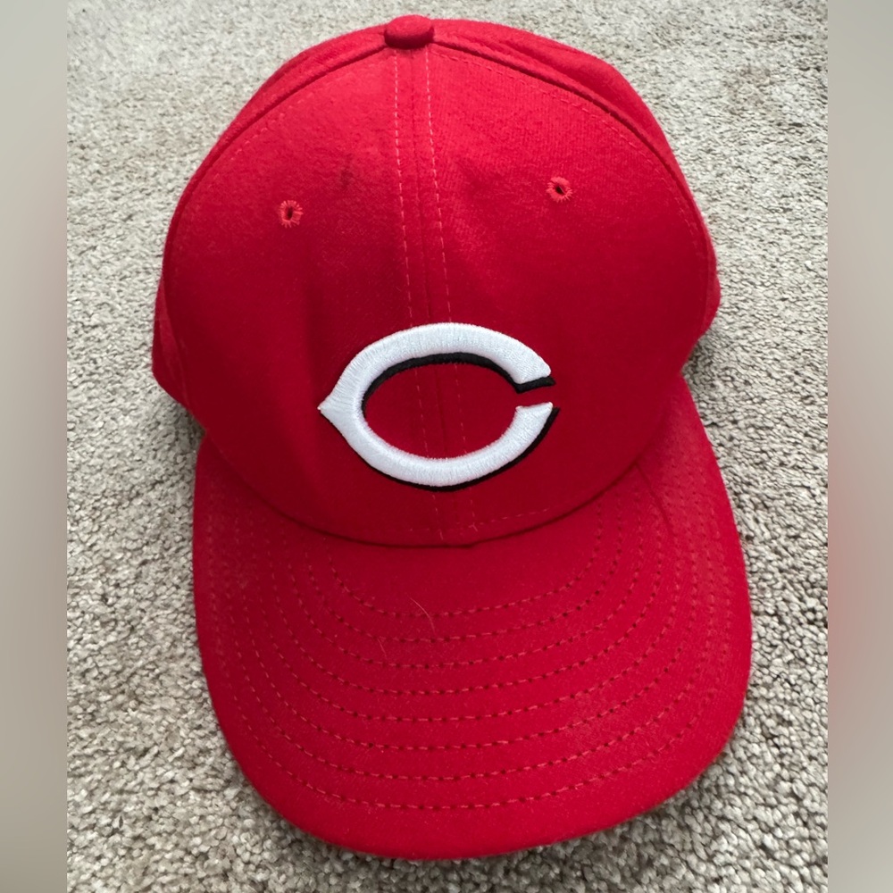 CINCINNATI REDS Baseball Cap with White Logo SIZE 7 1/4 (57.7 cm)